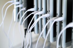 博物館で音声ガイドなどの貸出備品を確認するスタッフ