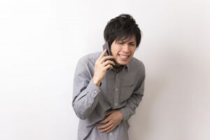 野生キノコを食べた後の体調不良について医療機関へ相談する様子