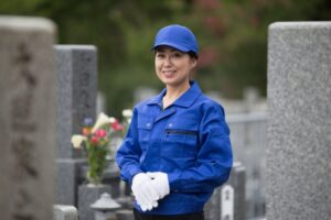 お盆前に霊園の共用設備を巡回点検する施設スタッフ