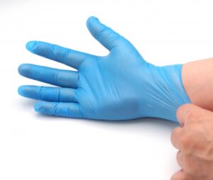 手洗い後に手袋を着用する作業者