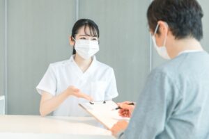 受付や案内で感染対策を行うイメージ
