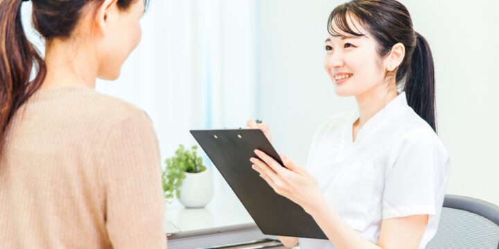 来訪者対応を行う施設スタッフ