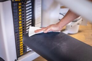 使用後のトレーニング器具を整えるジム利用者