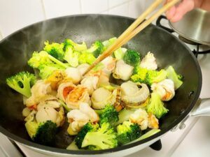 テイクアウト向けの食品を加熱調理しているイメージ