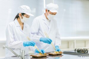 テイクアウト商品の容器詰めと温度管理を行うイメージ