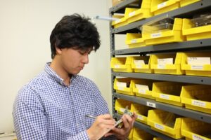 ラベル表示された衛生資材の保管棚のイメージ