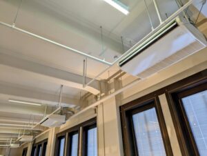フィットネスジムの空調・換気設備を点検する施設スタッフ