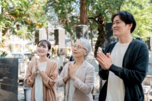 お盆に墓参者が増える霊園