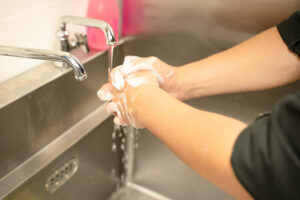 厨房で手洗いを行う調理スタッフ