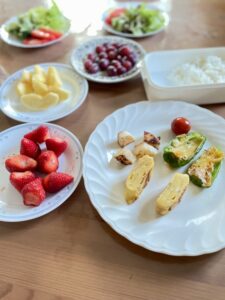お弁当に詰める前にごはんとおかずを冷ましている様子