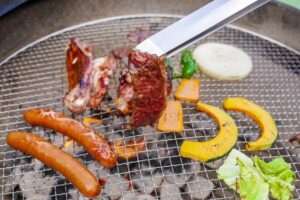バーベキューで食材を衛生的に扱う様子