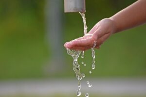 子どもがプール利用後に手洗いをする衛生管理のイメージ