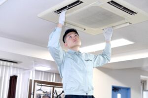 秋を迎える職場で空調・換気設備を点検するスタッフ