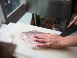魚の下処理を行うイメージ