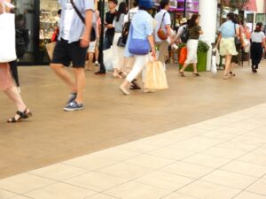 夏休みに利用者が増える施設の共用スペースのイメージ