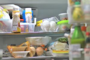 食品を冷蔵庫で適切に保存している様子
