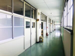 インフルエンザ流行時の学校施設のイメージ
