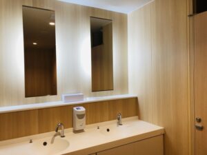 トイレの清掃と消耗品管理を確認するイメージ