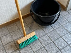 利用が増える時間帯にトイレを巡回確認する施設スタッフ