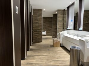 ホテルの共用トイレにある清潔な洗面所と手洗い環境