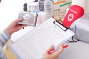 防災訓練で避難所の衛生管理項目を確認する施設スタッフ
