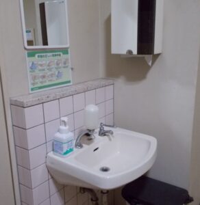 手洗いと乾燥に必要な備品がそろった設備