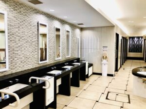 駅・空港のトイレで手洗い後に手を乾燥させる利用者