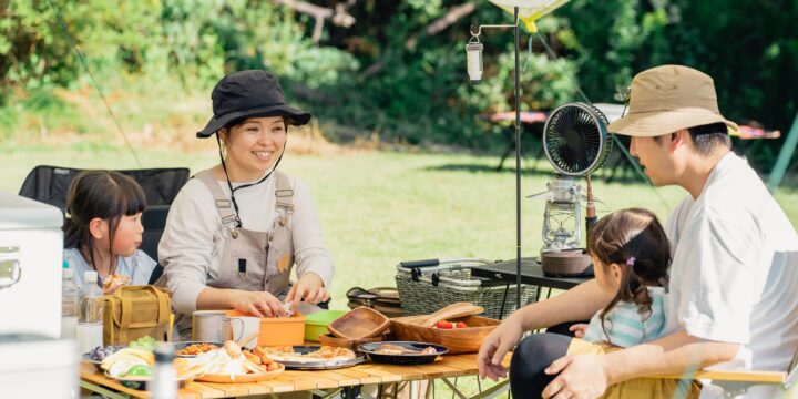 行楽シーズンの食事準備をするイメージ