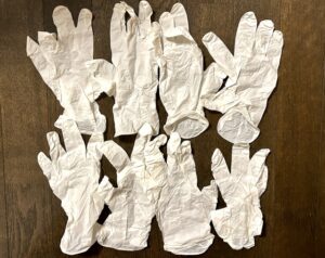 手袋の交換と使い分けを確認するイメージ