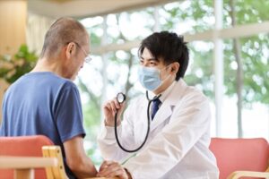 高齢者施設で利用者の日常的な体調変化を確認するスタッフ