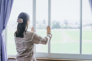 冷房を使いながら室内を換気する夏の家庭