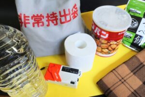 避難所で衛生管理に配慮しながら食事を配布するスタッフ
