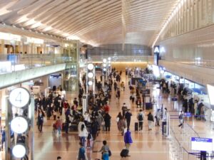 夏休みやお盆に利用者が集まる施設の共用空間