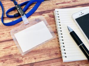 スマホや名札など手が触れやすい物を管理するイメージ