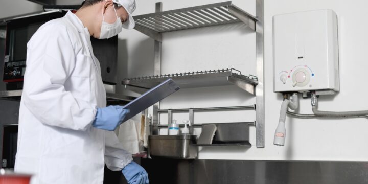 飲食店の手洗いスペースを確認するスタッフ