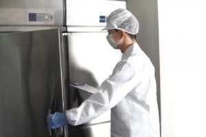 食品を扱う現場で衛生管理を確認するイメージ