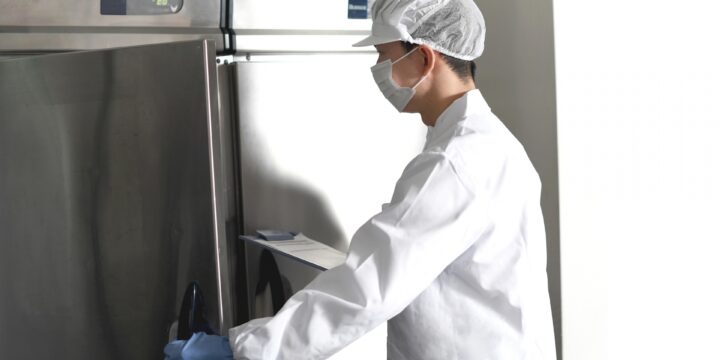 食品現場で衛生管理を確認しているイメージ