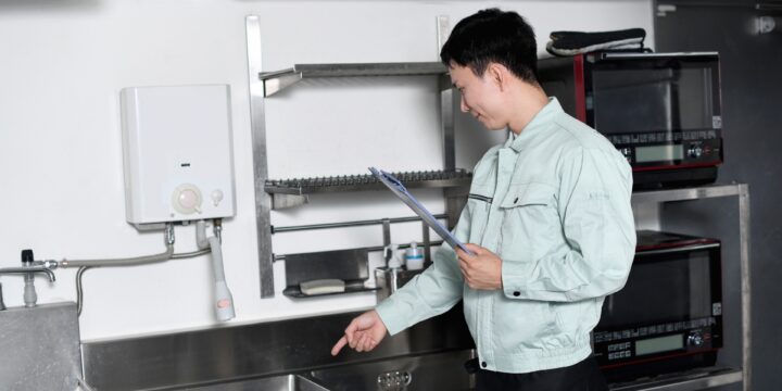 施設の共用部を確認するスタッフ