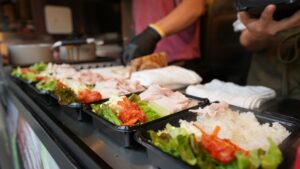 キッチンカーで提供される弁当や惣菜のイメージ