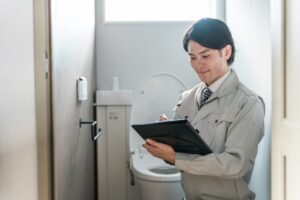 道の駅・サービスエリアのトイレ設備を点検する施設スタッフ