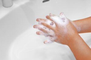 手足口病やヘルパンギーナ対策として手洗いを行うイメージ