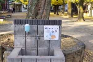 動物との接触前後に手洗いを行う来園者動線の図