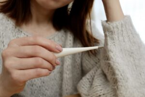 体調不良時に症状を確認する人物