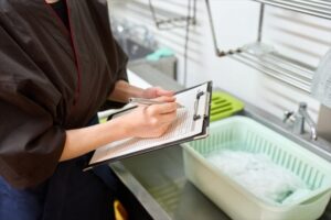 食品衛生のために衛生資材を確認するイメージ
