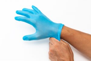 使い捨て手袋を交換する作業スタッフ