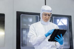 食品工場で手洗い前の衛生確認を行う様子