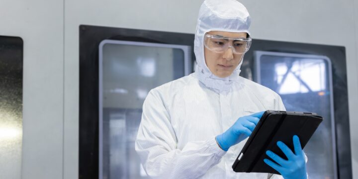 食品工場で手洗い前の衛生確認を行う様子