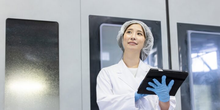 食品工場で衛生手順を確認する作業者