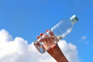 霊園で水分補給をする墓参者