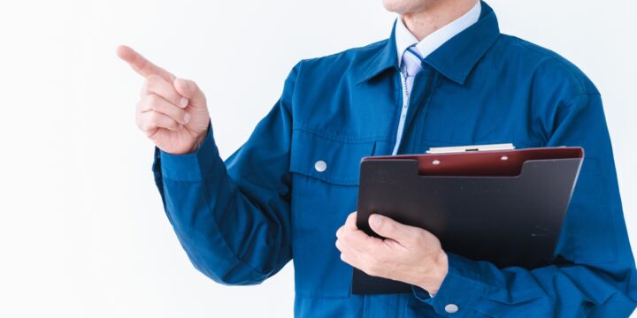 施設の共用スペースを確認するスタッフ